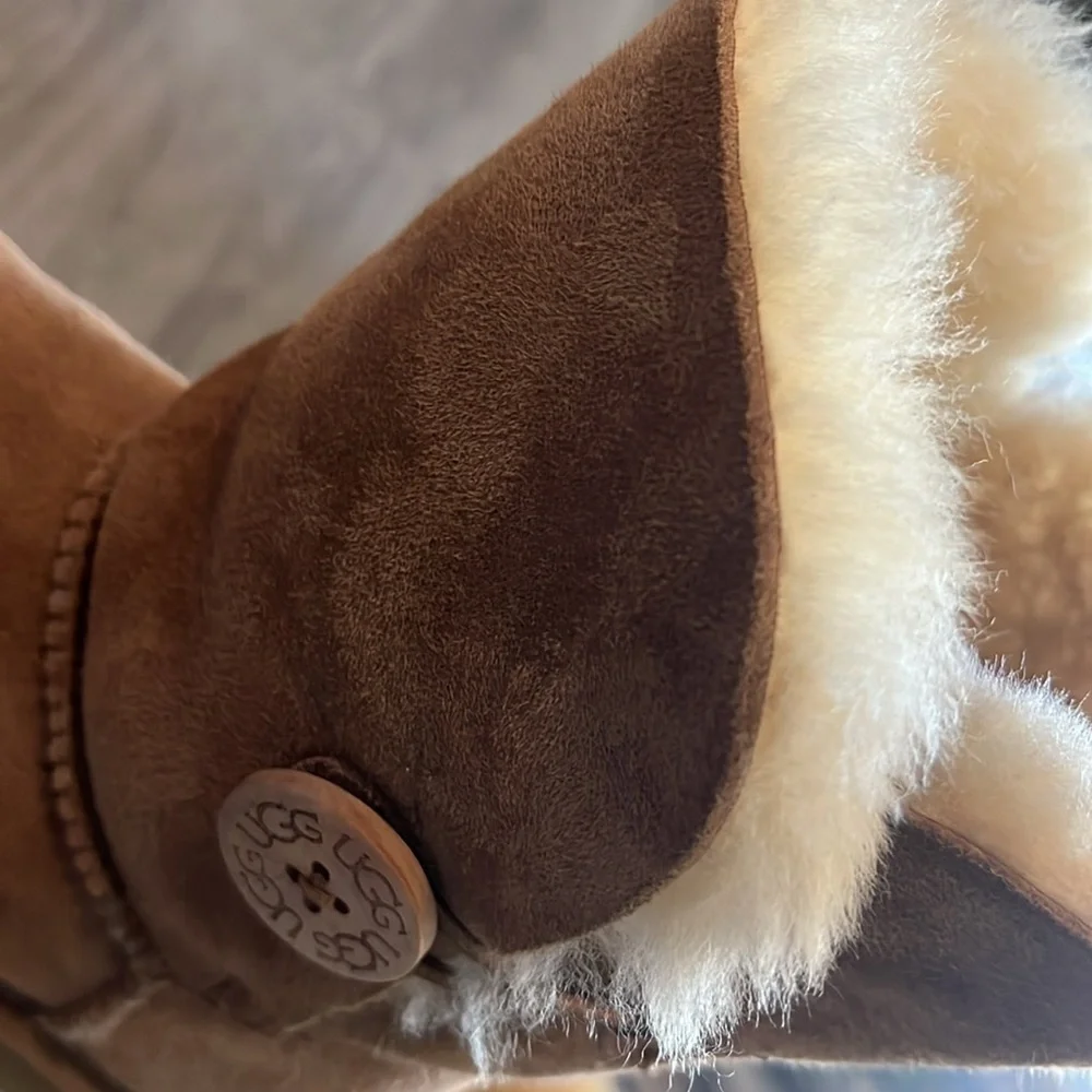 Women's Tan Shearling Boots by UGG💙A little  Discolor✅